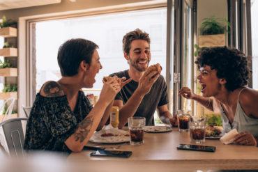 fröhliche junge Erwachsene beim Abendessen