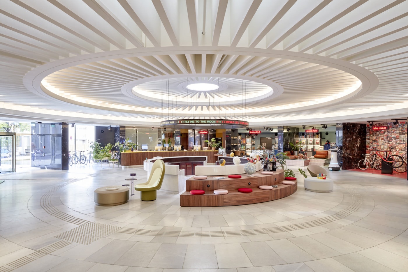 Lobby im Raumschiffdesign im 25hours Hotel The Circle