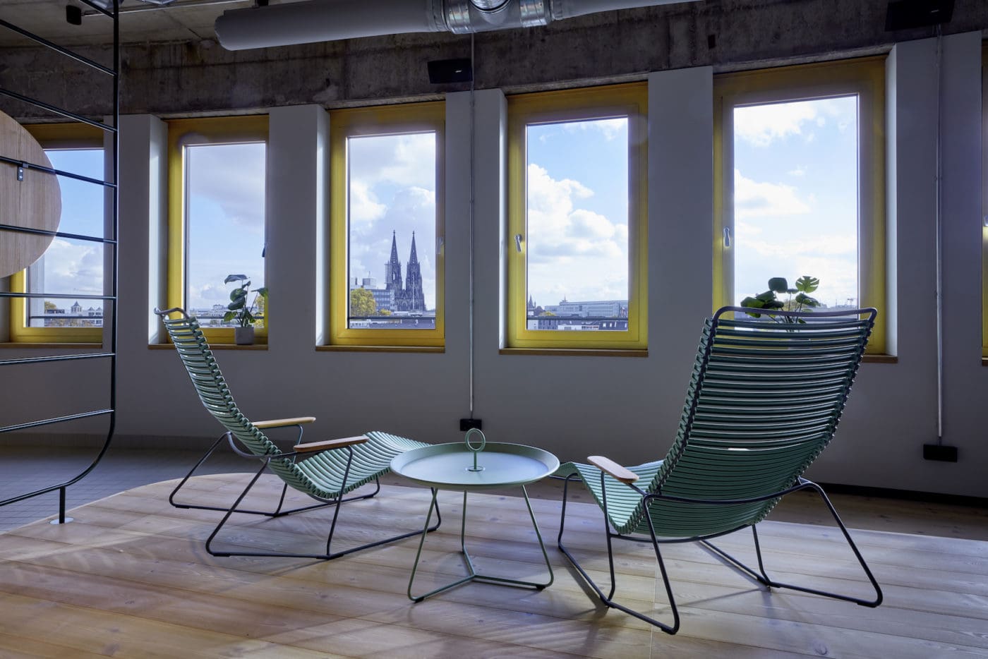 Blick aus dem Saunabereich des 25hours Hotel The Circle auf den Kölner Dom
