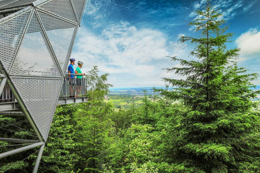 Zwei Menschen blicken von Aussichtspunkt in Baden-Württemberg