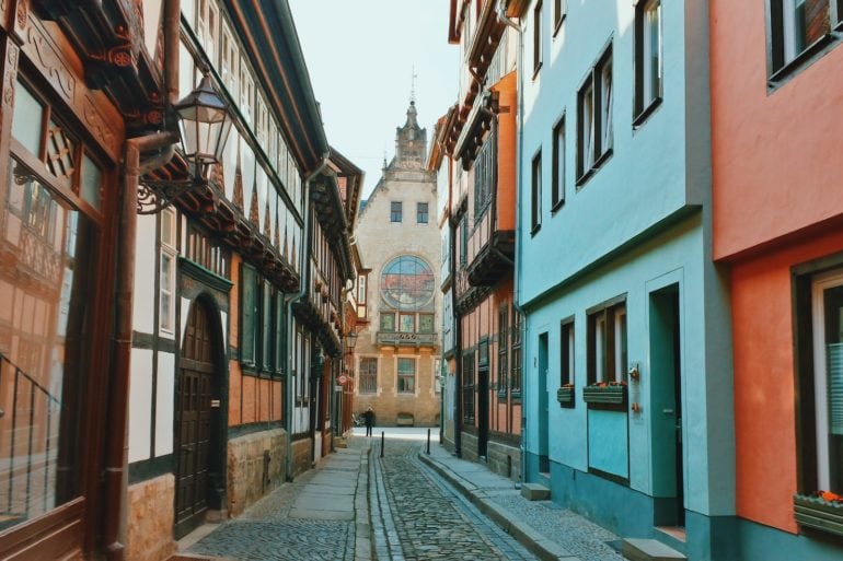 Einsame Straße in der Altstadt von Quedlinburg