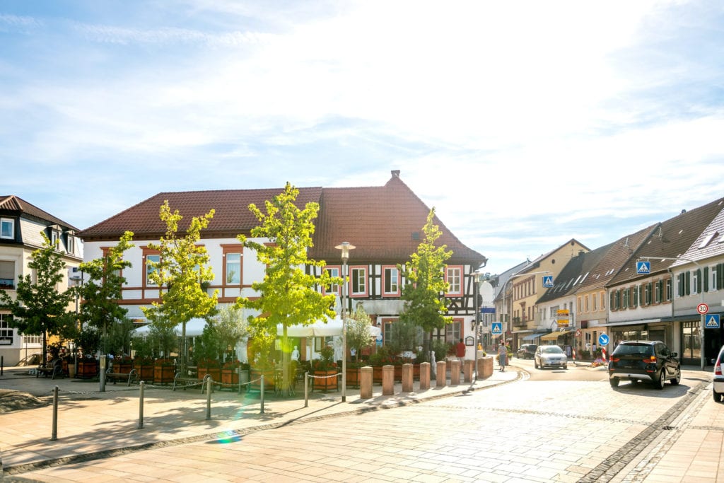 Platz vor dem Hotel Rössel bei Sonnenschein in Bad Bergzabern