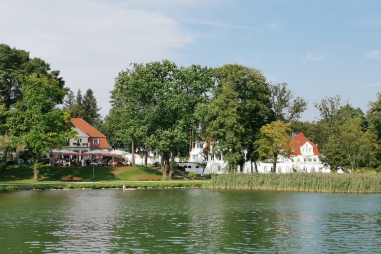 Blick auf Häuser am See in Bad Saarow, Brandenburg