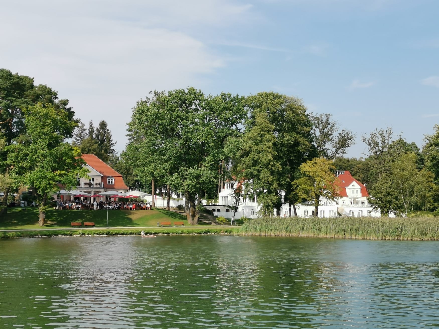 Blick auf Häuser am See in Bad Saarow, Brandenburg