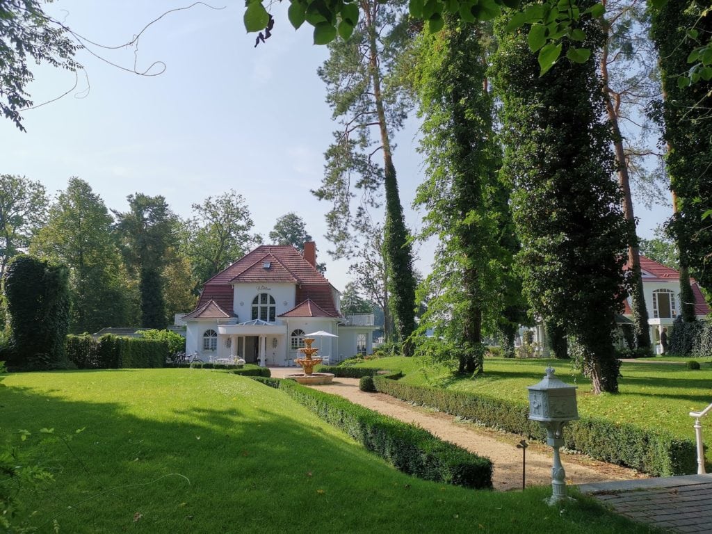 Weiße Villa mit Park in Bad Saarow