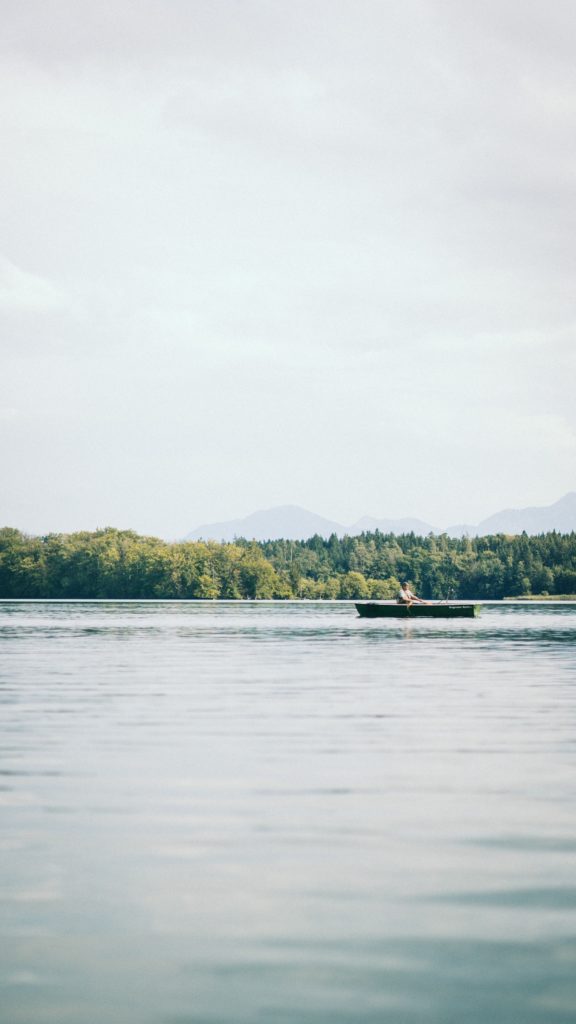 einsames Boot auf dem Chiemsee