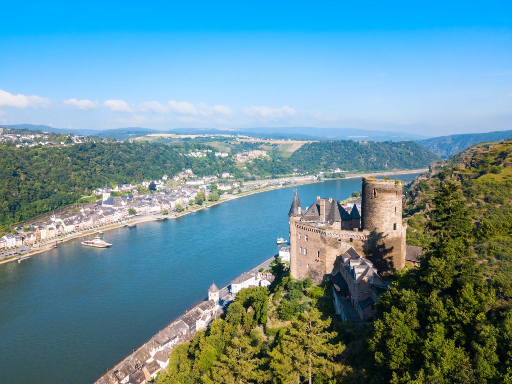 Blick von oben auf die Burg Katz mit dem Panorama des Rheins