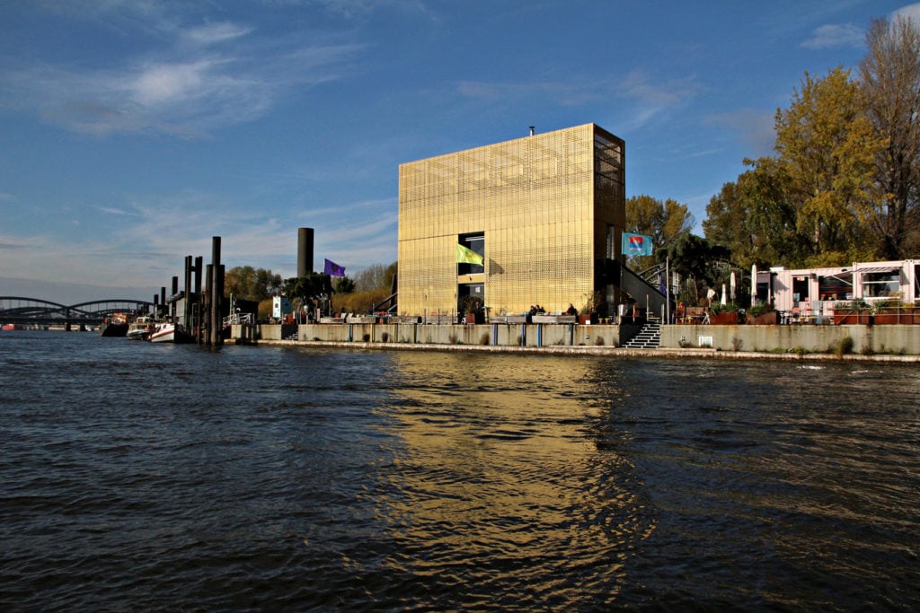 Café Entenwerder 1 is situated on a pontoon on the Elbe in Hamburg