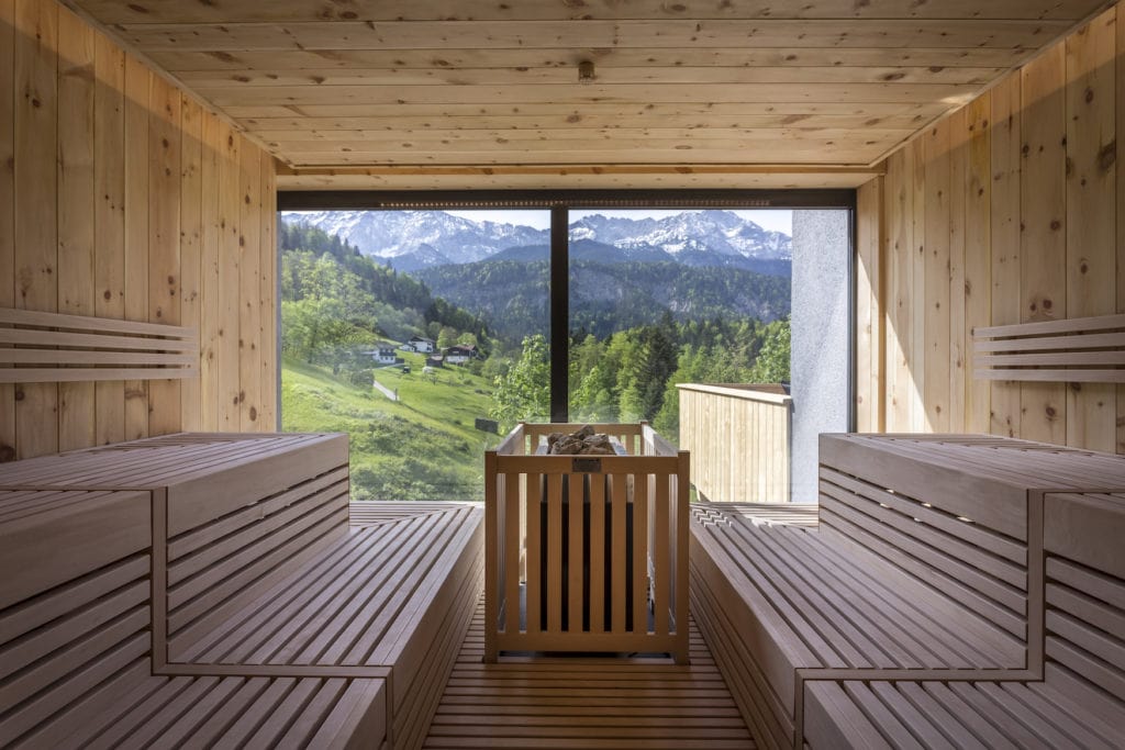 Panorama-Sauna mit Blick auf die Alpen