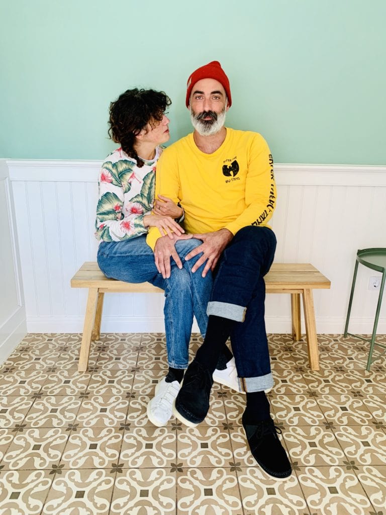 Joëlle Massen und Fabiano Arganese Besitzer der Schleckerei sitzen auf einer Bank in ihrer Eisdiele