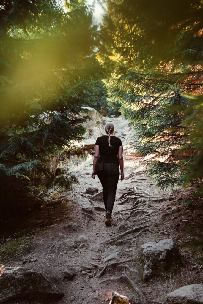Frau spaziert durch den Wald