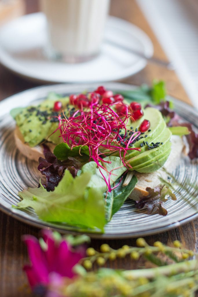 Avocado Toast in Moki's Goodies in einem der schönsten Cafés in Hamburg