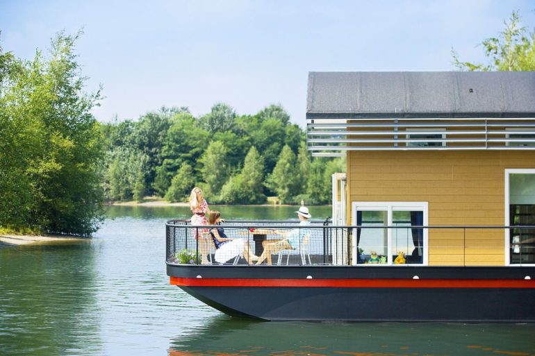 Außergewöhnliche Hotels Deutschland: Zum Beispiel das gelbe Hausboot im Center Parks Bispinger Heide