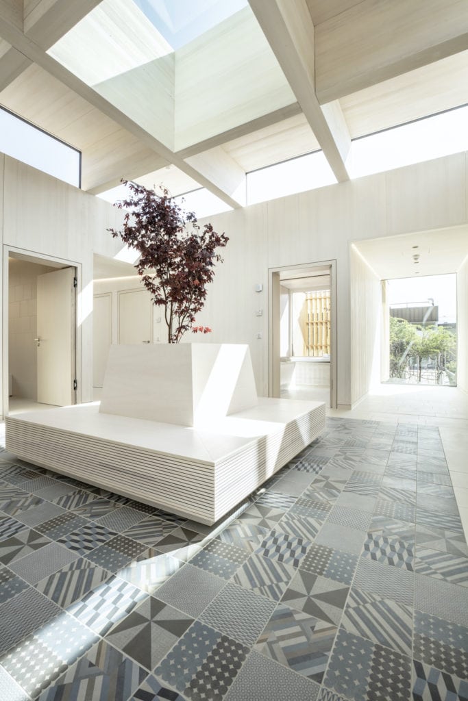 Chic entrance area of the Jodschwefelbad Design by Matteo Thun - this is what wellness in Bavaria looks like