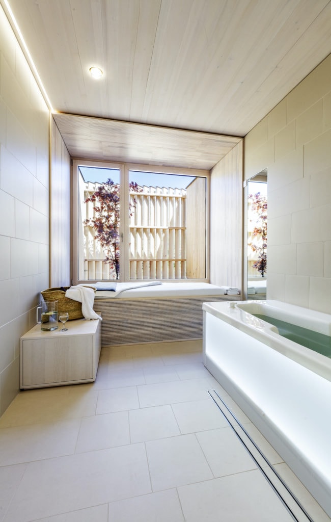 Wellness in Bavaria: Bathtub in the Jodschwefelbad of Bad Wiessee where you are bathing in iodine sulphur water