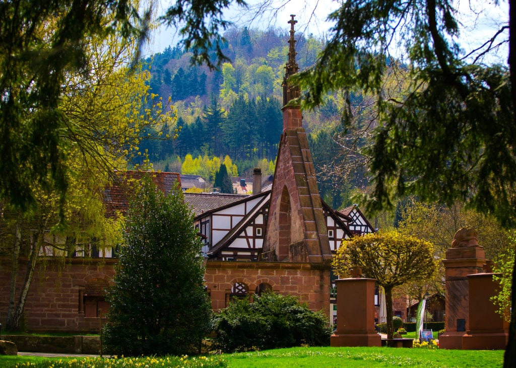 Kloster umgeben von Bäumen. Hier begibt man sich auf Schatzsuche beim Geocaching im Süden von Deutschland