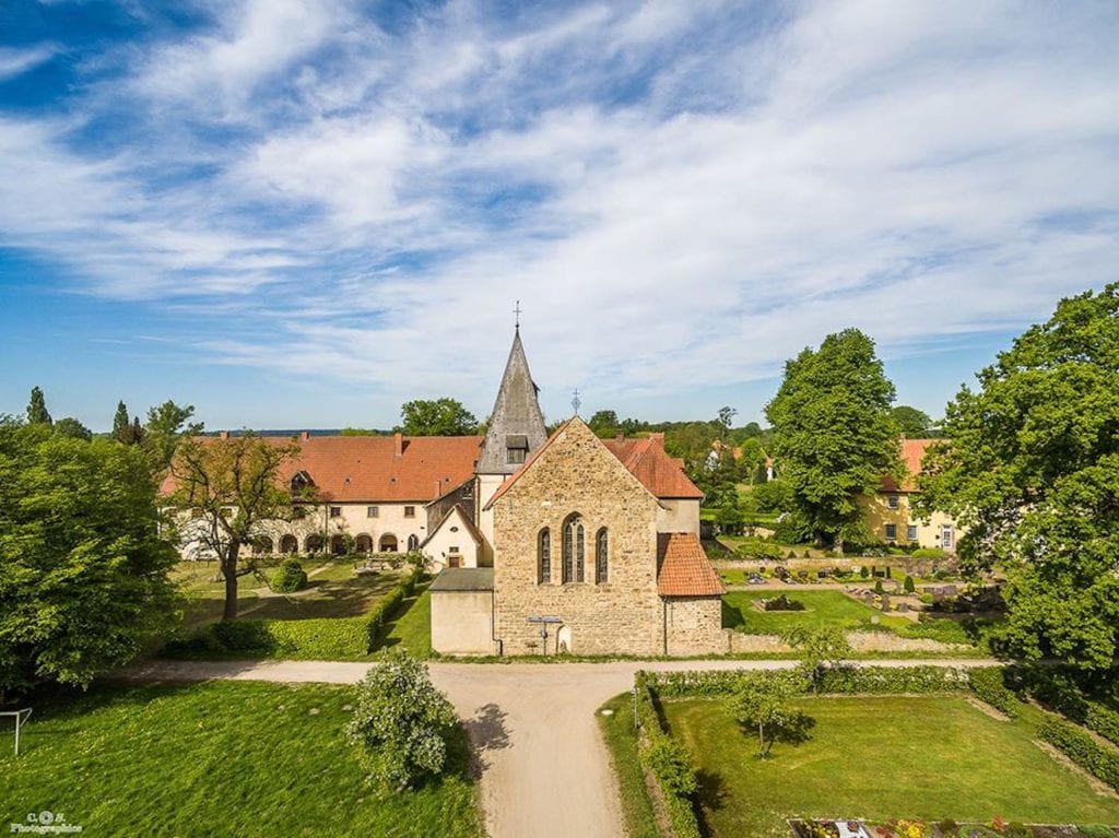 Außenansicht mit Garten des Kloster Malgarten, einer der außergewöhnlichen Unterkünfte im Osnabrücker Land