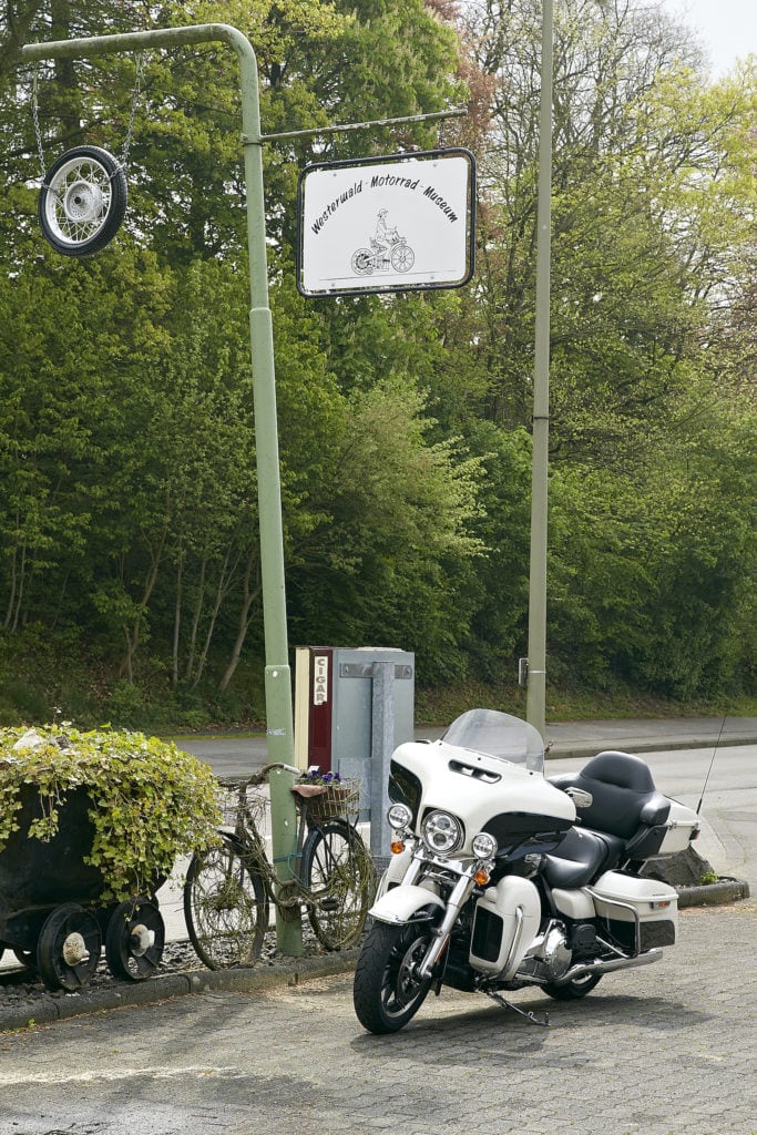 Parkende Harley an einem Motorradclub Westerland Schild
