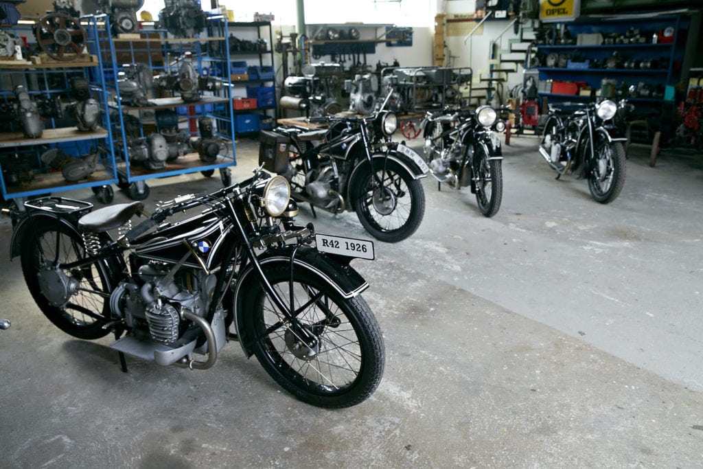 Viele Motorräder stehen im Motorradmuseum