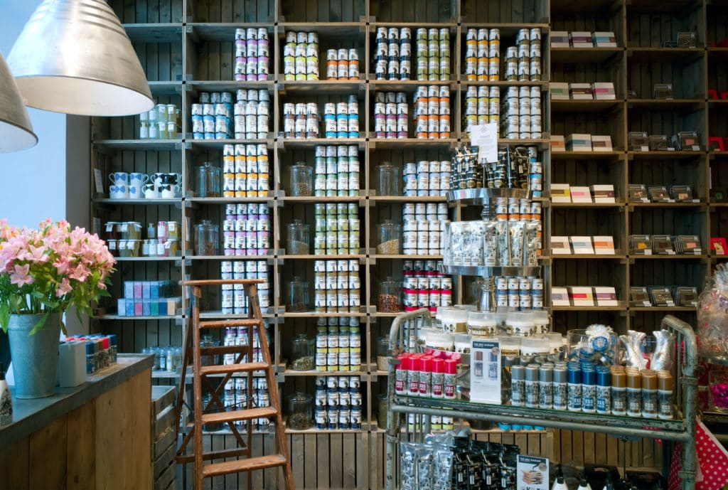 Die vollen Regale des Mutterland-Shops mit regionalen Leckereien