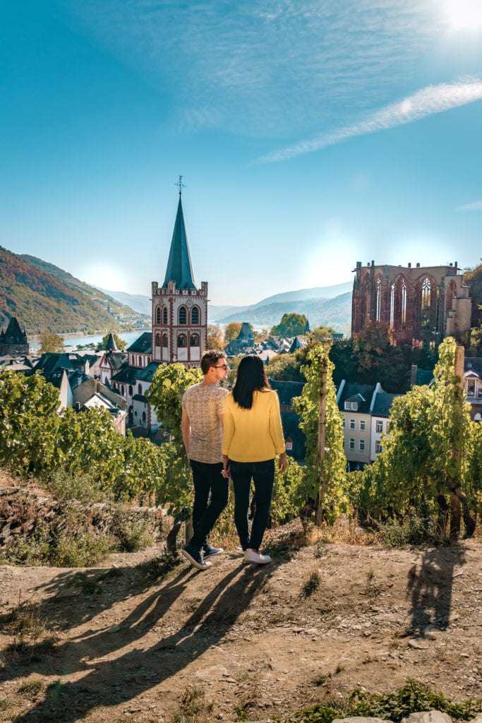 Ein Paar, das sich die Stadt Koblenz ansieht