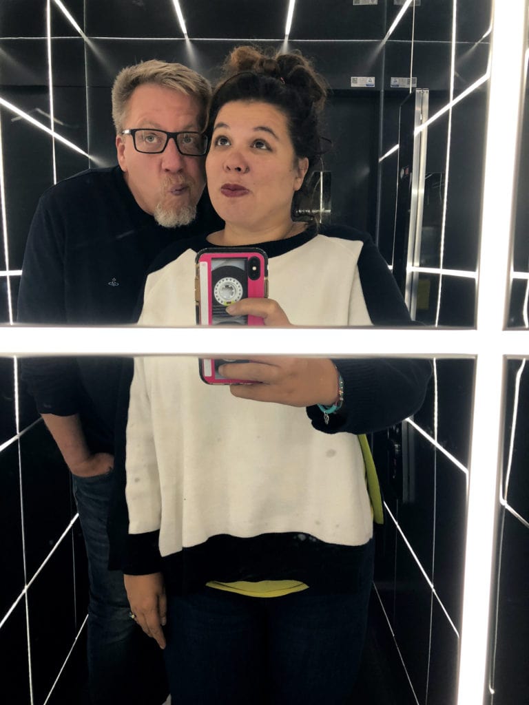 Jennifer Latuperisa-Andresen und ihr Mann Jan Malte Andresen bei einem Selfie im Aufzug des 25hours Hotel The Circle