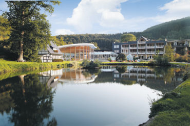 Das Hotel Deimann liegt an einem See im Sauerland