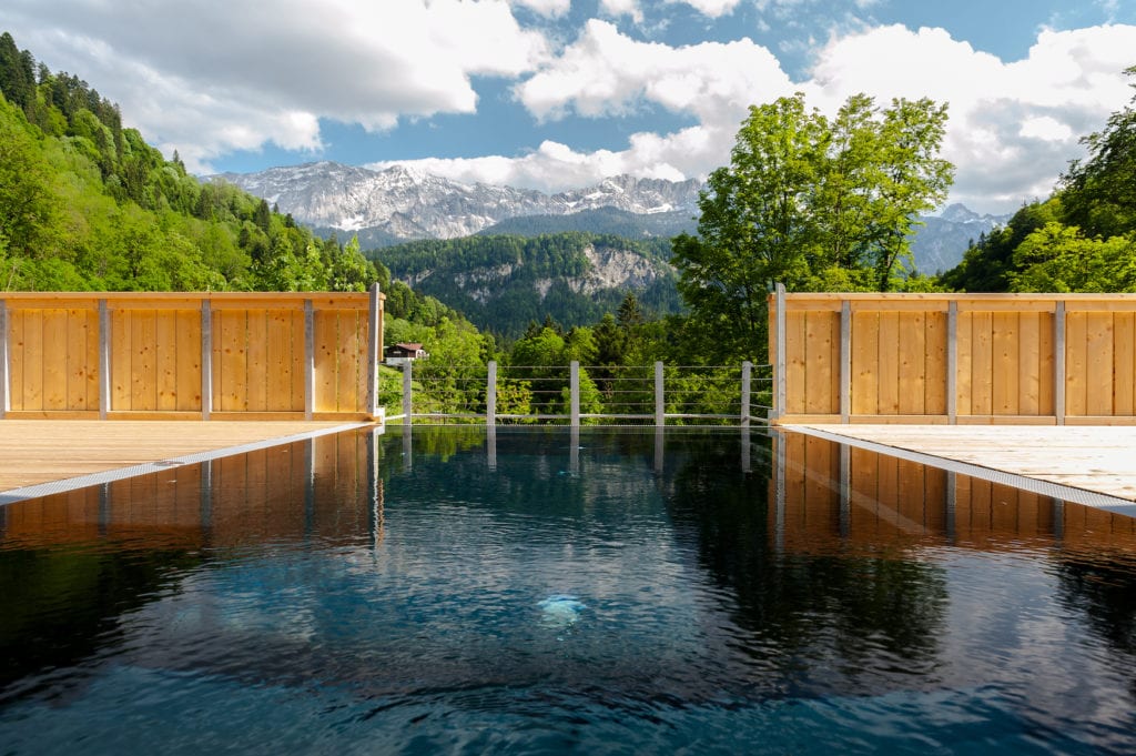 infinity Pool des Hotels mit Blick auf die Alpen