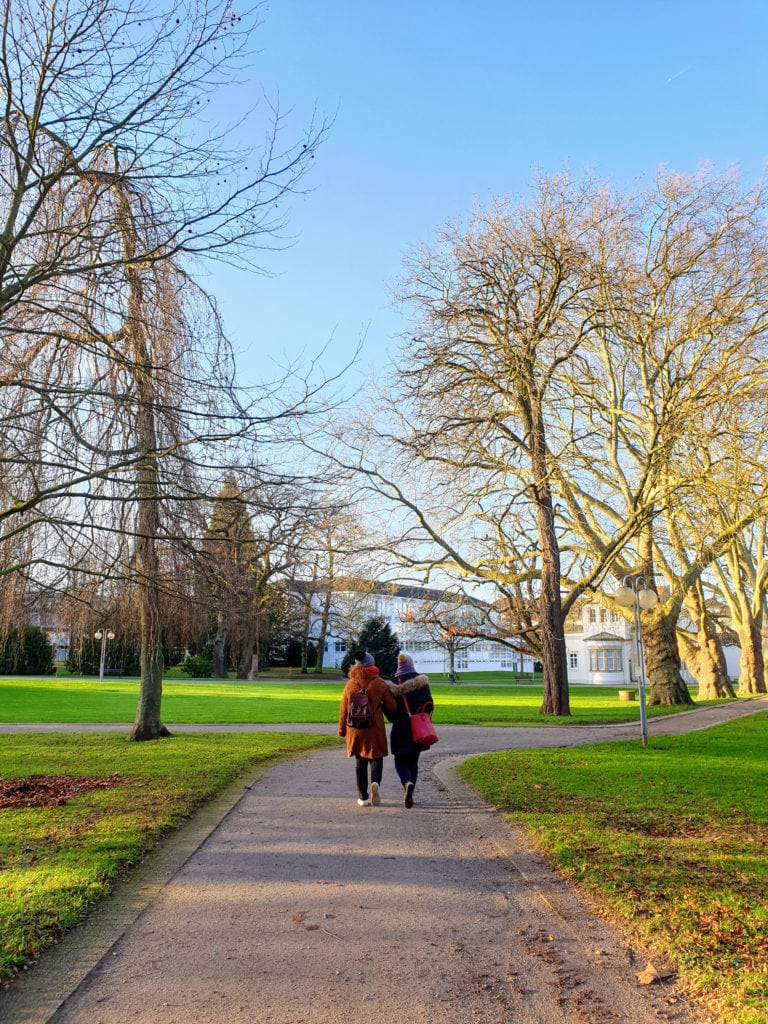 Zwei Frauen spazieren durch Park im Teutoburger Wald