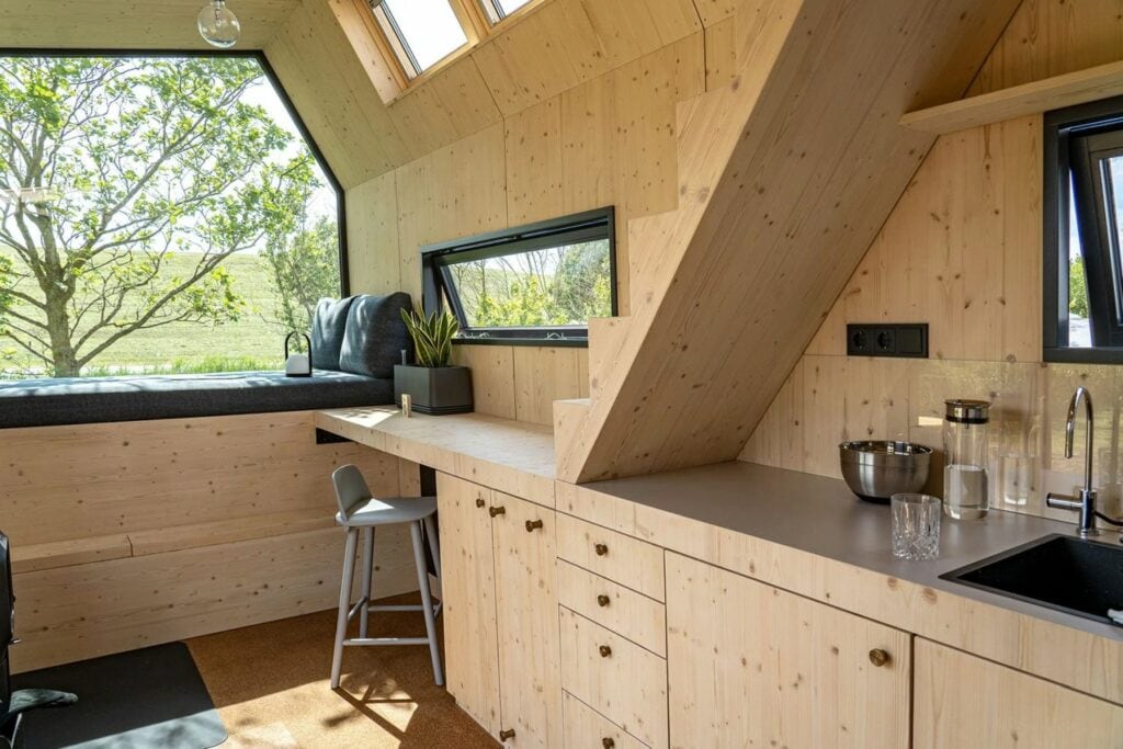 Küche aus Holz in einem Häuschen in Büsum