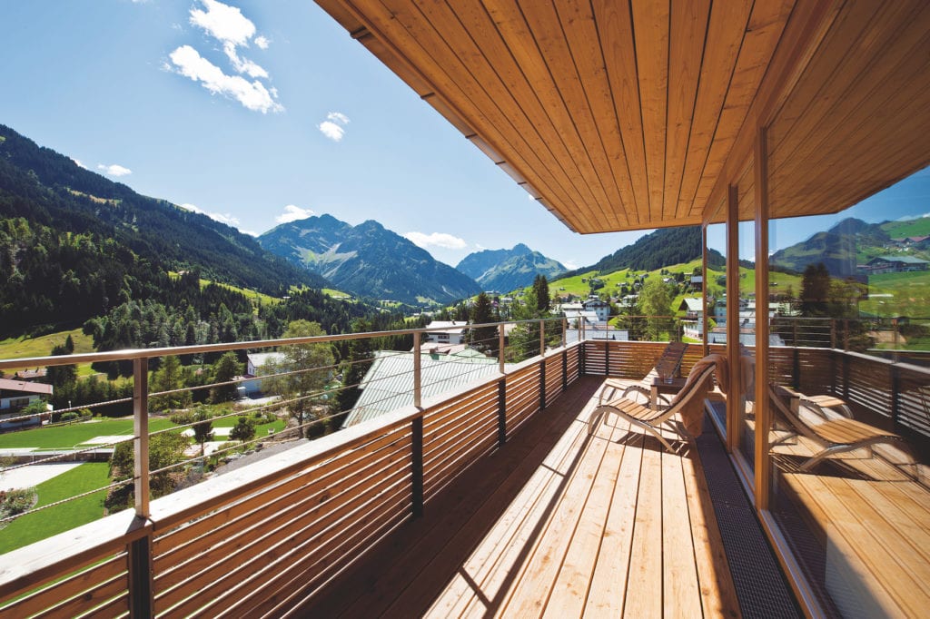 Ausblick vom Balkon eines Hotels im Allgäu auf die umliegende Bergwelt