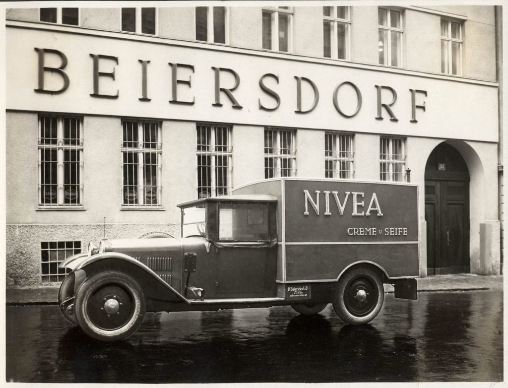 Nivea delivery van from 1929 in front of the Beiersdorf company building