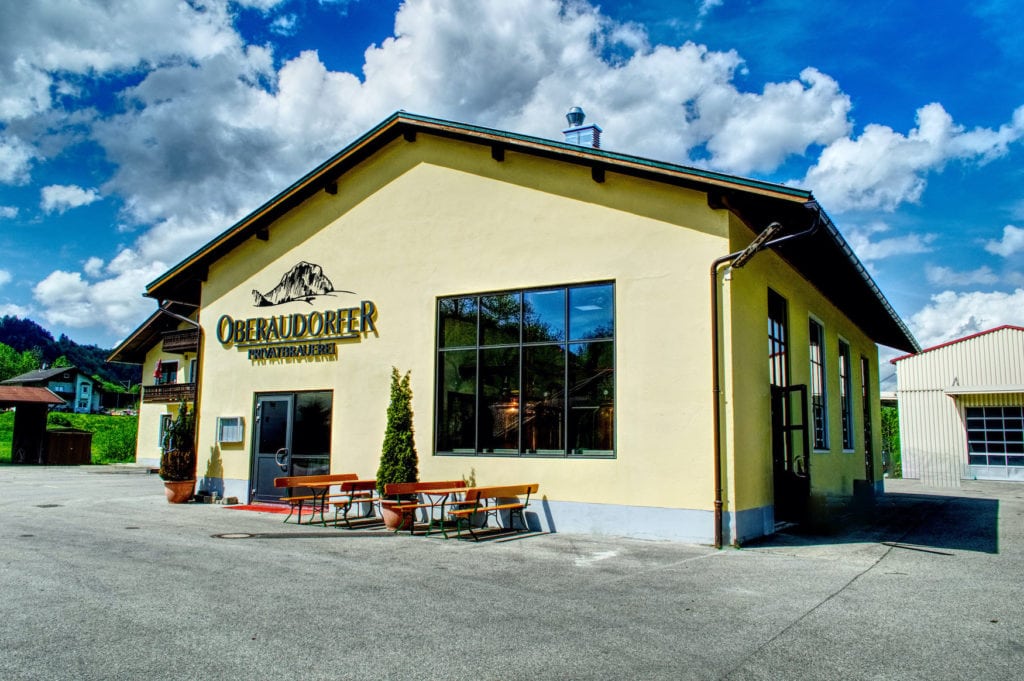 Die Oberaudorfer Brauerei von Außen an einem sonnigen Tag