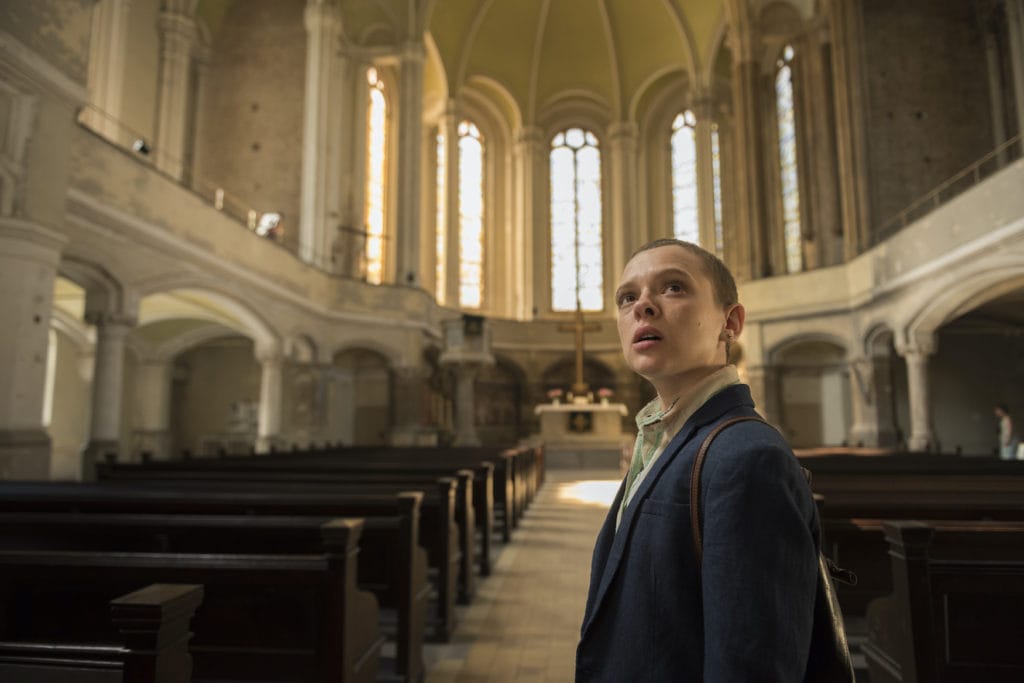 Esther „Esty“ Shapiro, Hauptrolle der deutschen Netflix-Serie Unorthodox, in einer Kirche in Berlin