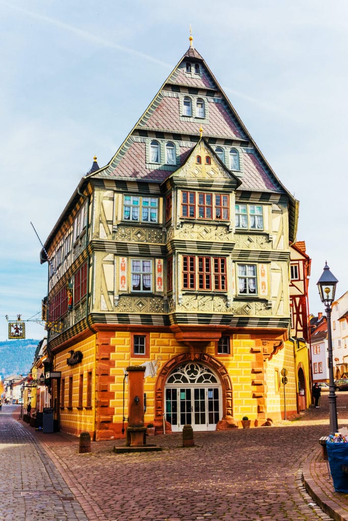 Das Hotel Zum Riesen (eines der ältesten Gasthäuser Deutschlands), erbaut 1590 in Miltenberg, Bayern