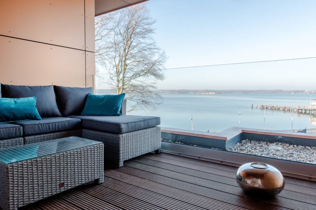 Lounge-Möbel auf Balkon an der Ostseeküste in Schleswig-Holstein