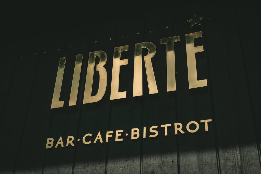 Bar - Café - Bistrot: Das Liberté im Hafen von Hamburg 