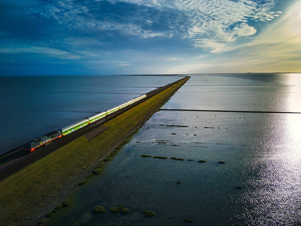 Alpen-SyltNachtexpress fährt über Zugstrecke in der Nordsee