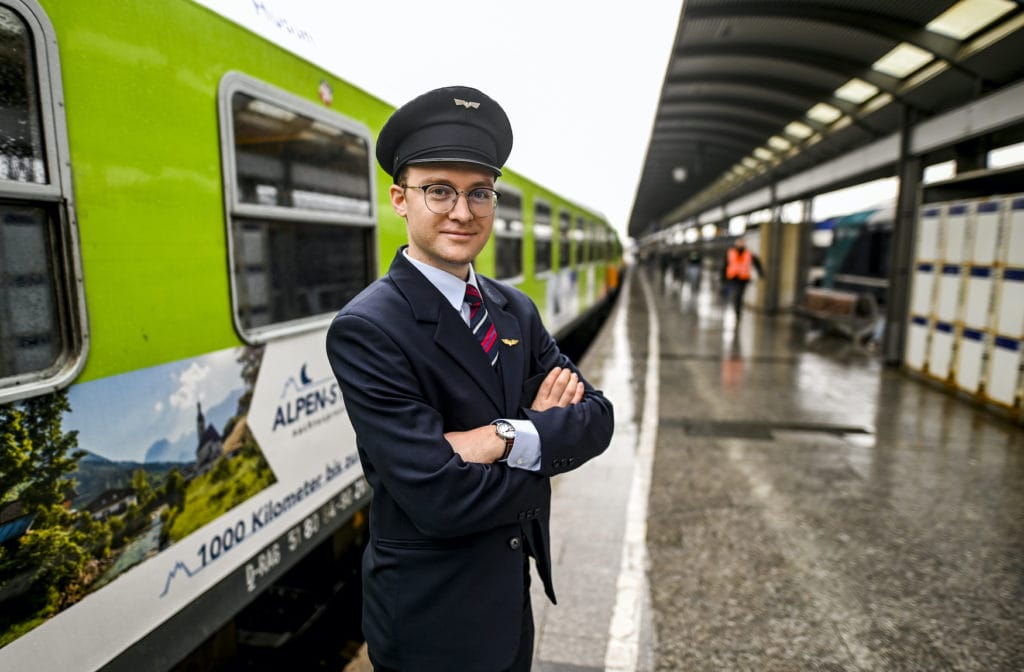 Edward Schofield, train driver of the new night train to Sylt, is standing on the platform shortly before the train is due to depart. On the route, the night express will make stops in Niebüll, Husum, Hamburg, Frankfurt, Nuremberg and Munich, among other places.