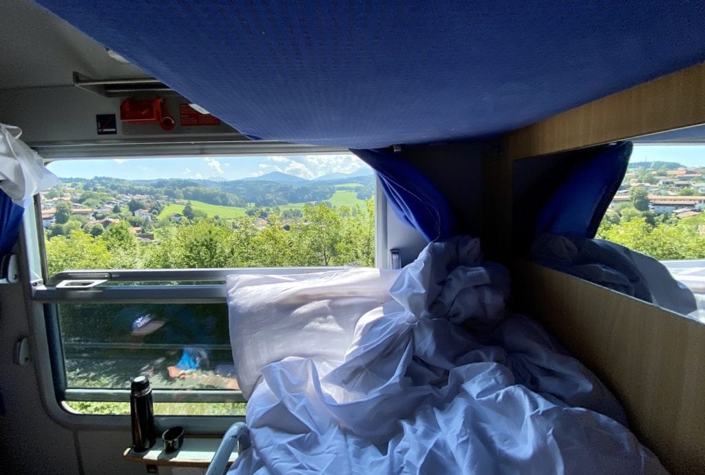 Blick aus dem Schlafwagon auf die umliegende Bergwelt