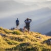 Zwei Männer sind auf Berg im Berchtesgadener Land gewandert und genießen die Aussicht
