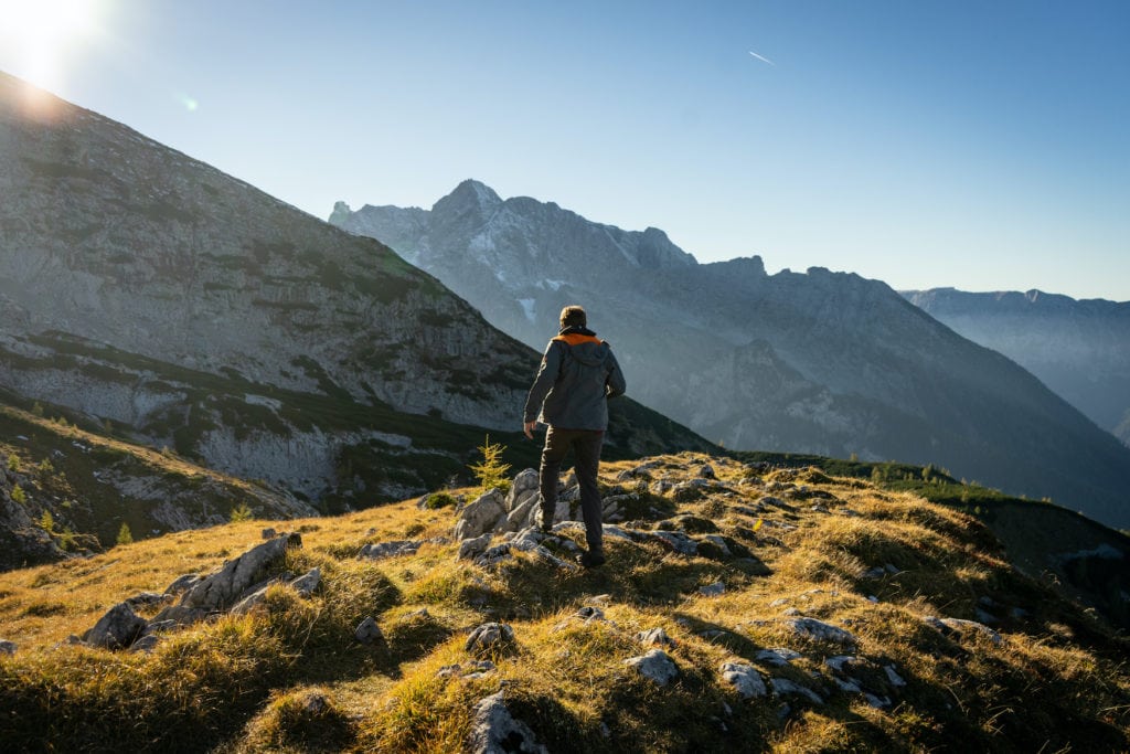 Mann wandert auf die Alpen iM Chiemgau in Bayern