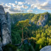 Ein Blick auf das felsige Sandsteingebirge im Nationalpark Sächsische Schweiz, der zu den bekanntesten Nationalparks in Deutschland gehört