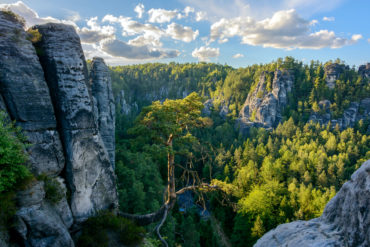 Ein Blick auf das felsige Sandsteingebirge im Nationalpark Sächsische Schweiz, der zu den bekanntesten Nationalparks in Deutschland gehört