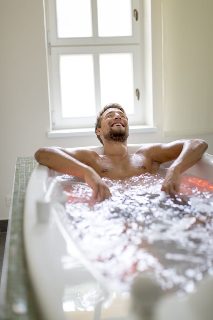 Männer Wellness in Bad Reichenhall: Mann liegt in Badewanne und entspannt sich
