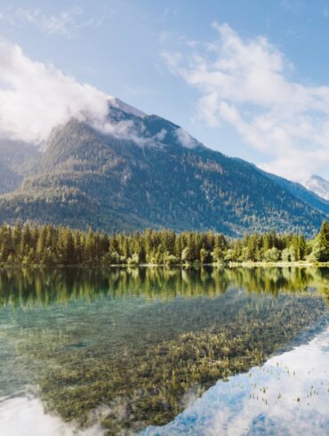Blick auf die Alpen über dem Hintersee im Nationalpark Berchtesgaden