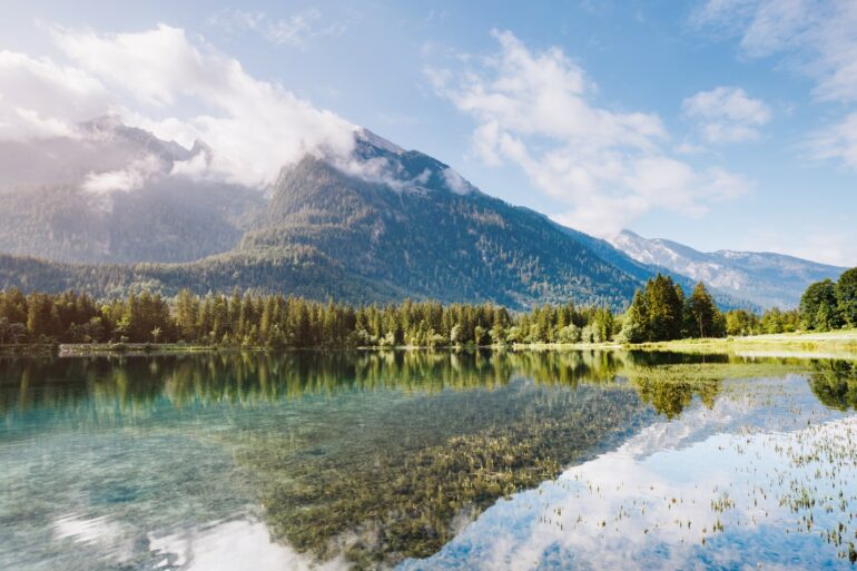 Blick auf die Alpen über dem Hintersee im Nationalpark Berchtesgaden