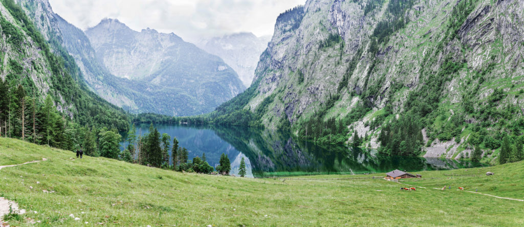 Blick auf den türkisfarbenen Obersee in Bayern