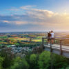 Zwei Jungs stehen auf Aussichtsplattform und genießen den Blick über das Saarland