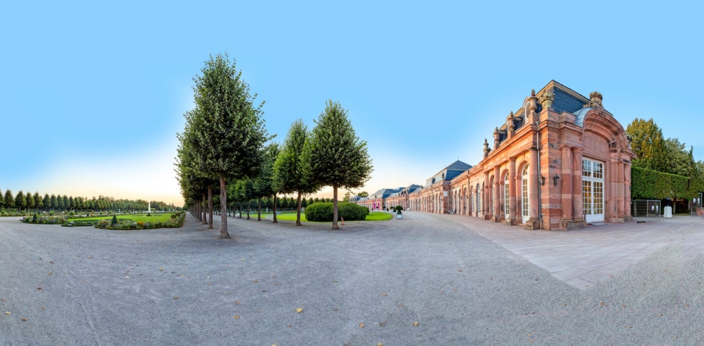 Schlosspark Schwetzingen an sonnigem Tag